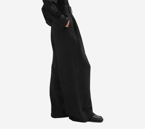 JIL-SLIGHTLY HIGH WAISTED VOLUMINOUS PLEATED PANT WITH METAL ZIP CLOSURE. BELT LOOPS, SIDE SEAM AND BACK WELT POCKETS. LOW CROTCH